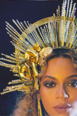 Beyonce – Performs at 59th GRAMMY Awards in Los Angeles фото №940465