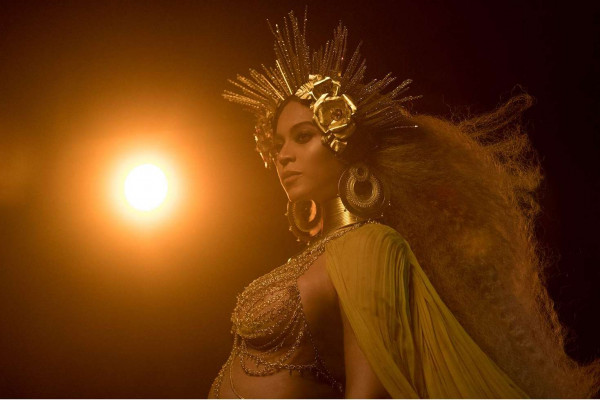 Beyonce – Performs at 59th GRAMMY Awards in Los Angeles фото №940461