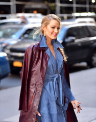 Blake Lively Arriving at a office building in New York 10/16/2017 фото №1004215