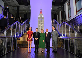 Blake Lively-Empire State Building Celebrates The Return Of UK Travelers To New  фото №1320685