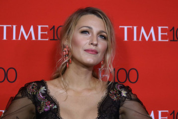 Blake Lively on Red Carpet – Time 100 Gala in New York  фото №959098