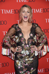 Blake Lively on Red Carpet – Time 100 Gala in New York  фото №959097