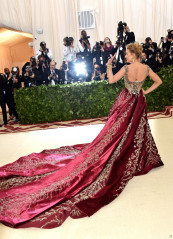 Blake Lively-Met Gala 2018 фото №1068320