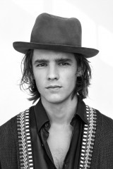 Brenton Thwaites фото №1329801