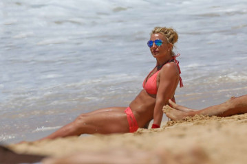Britney Spears in orange bikini in Hawaii фото №956266