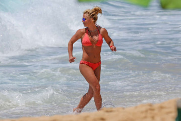 Britney Spears in orange bikini in Hawaii фото №956265