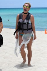 Britney Spears in Bikini фото №1076115