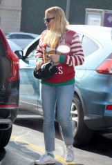 Busy Philipps Wears Christmas Sweater  фото №1127460