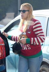 Busy Philipps Wears Christmas Sweater  фото №1127458