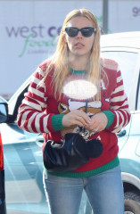 Busy Philipps Wears Christmas Sweater  фото №1127456