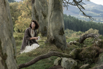 Caitriona Balfe - "Outlander" 1x01 - Sassenach Stills фото №1218008