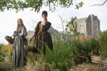 Caitriona Balfe - "Outlander" 1x02 - Castle Leoch Stills фото №1218399