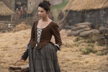 Caitriona Balfe - "Outlander" 1x02 - Castle Leoch Stills фото №1218395