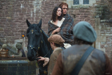Caitriona Balfe - "Outlander" 1x02 - Castle Leoch Stills фото №1218401