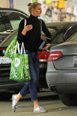Cameron Diaz – Shopping at Whole Foods in LA  фото №931117