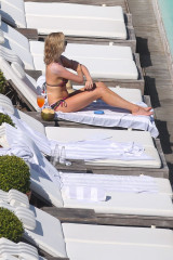 Candice Accola Bikini Candids – Fasano Hotel Pool in Rio фото №964721