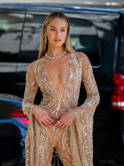 Candice Swanepoel - Arrives at the Cannes Film Festival | July 6, 2021 фото №1301483