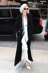 Cara Delevingne is Stylish – Arrives Back at Her Tribeca Hotel  фото №951721