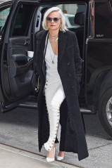 Cara Delevingne is Stylish – Arrives Back at Her Tribeca Hotel  фото №951723