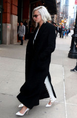 Cara Delevingne is Stylish – Arrives Back at Her Tribeca Hotel  фото №951719