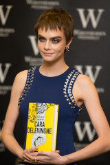 Cara Delevingne – Signing of Her Novel “Mirror, Mirror” in London фото №1001318