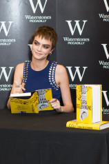 Cara Delevingne – Signing of Her Novel “Mirror, Mirror” in London фото №1001315