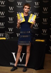 Cara Delevingne – Signing of Her Novel “Mirror, Mirror” in London фото №1001312