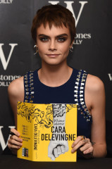 Cara Delevingne – Signing of Her Novel “Mirror, Mirror” in London фото №1001317