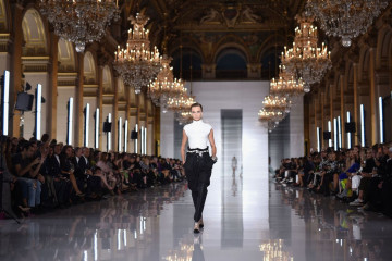 Cara Delevingne Walks Balmain Show, Paris Fashion Week 09/28/2018 фото №1104619