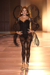 Carla Bruni – Runway at Victoria’s Secret Fashion Show 2024 фото №1406850