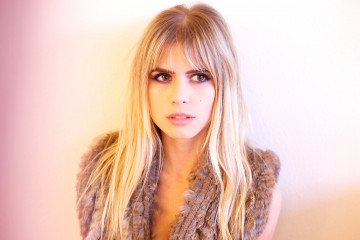 Carlson Young фото