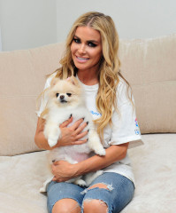 Carmen Electra Playing With her dog Rocky, Los Angeles 01/29/2018 фото №1077937