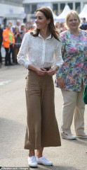 Catherine, Duchess of Cambridge фото №1180317
