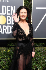 Catherine Zeta Jones – Golden Globe Awards 2018 in Beverly Hills фото №1028680