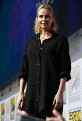 Charlize Theron – EW’s Women Who Kick Ass Panel at Comic-Con in San Diego фото №984212