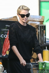Charlize Theron – Heads to the Grocery Store in Los Angeles 09/29/2018 фото №1105083