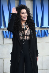 Cher at Mamma Mia Here We Go Again Premiere in London фото №1085805
