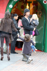 Chris Cornell - Santa's Grotto at The Grove in Los Angeles 12/23/2008 фото №1196244