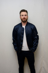 Chris Evans - 'Knives Out' Press Conference in Los Angeles 11/15/2019 фото №1233005