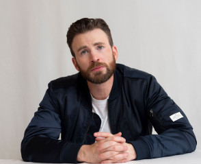 Chris Evans - 'Knives Out' Press Conference in Los Angeles 11/15/2019 фото №1233003