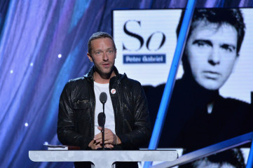 Chris Martin - Rock And Roll Hall Of Fame Induction Ceremony in NY 04/10/2014 фото №1198122