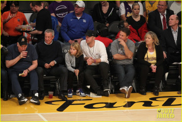 Chris Martin at Lakers Game in LA 01/20/2016 фото №994724