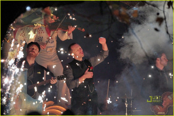 Chris Martin - Christmas Lights Videoshoot 11/25/2010 фото №1005288