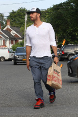 Chris Martin - Leaves Hardware Store in Hamptons, New York 07/27/2018 фото №1090651