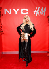 Christina Aguilera – at H&amp;M Times Square Flagship Store Reopening  фото №1407557