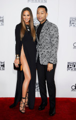 Chrissy Teigen – 2016 American Music Awards in Los Angeles фото №924802