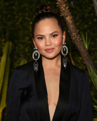 Chrissy Teigen – H&M Conscious Exclusive Collection Dinner in Los Angeles фото №951265