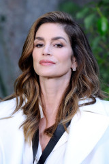 Cindy Crawford – Chanel Fashion Show, PFW in Paris фото №1000550