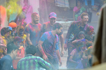 Coldplay - Music Video Hymn For The Weekend (2016) - On Set in Mumbai фото №1047443