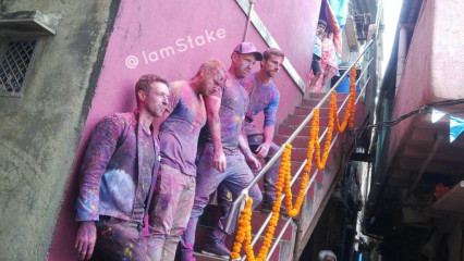 Coldplay - Music Video Hymn For The Weekend (2016) - On Set in Mumbai фото №1047437